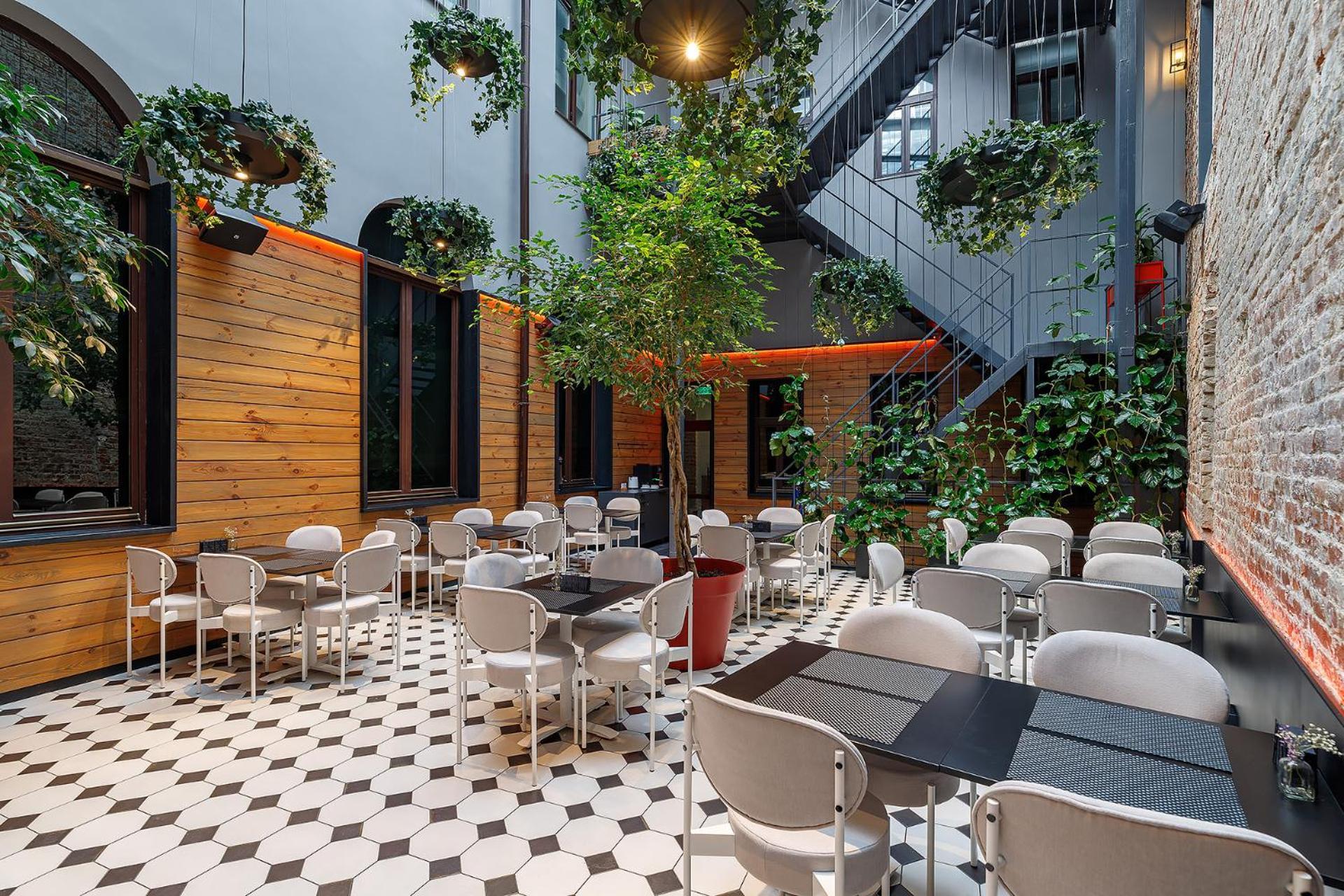 Ferenc Hotel & Restaurant Lviv Buitenkant foto