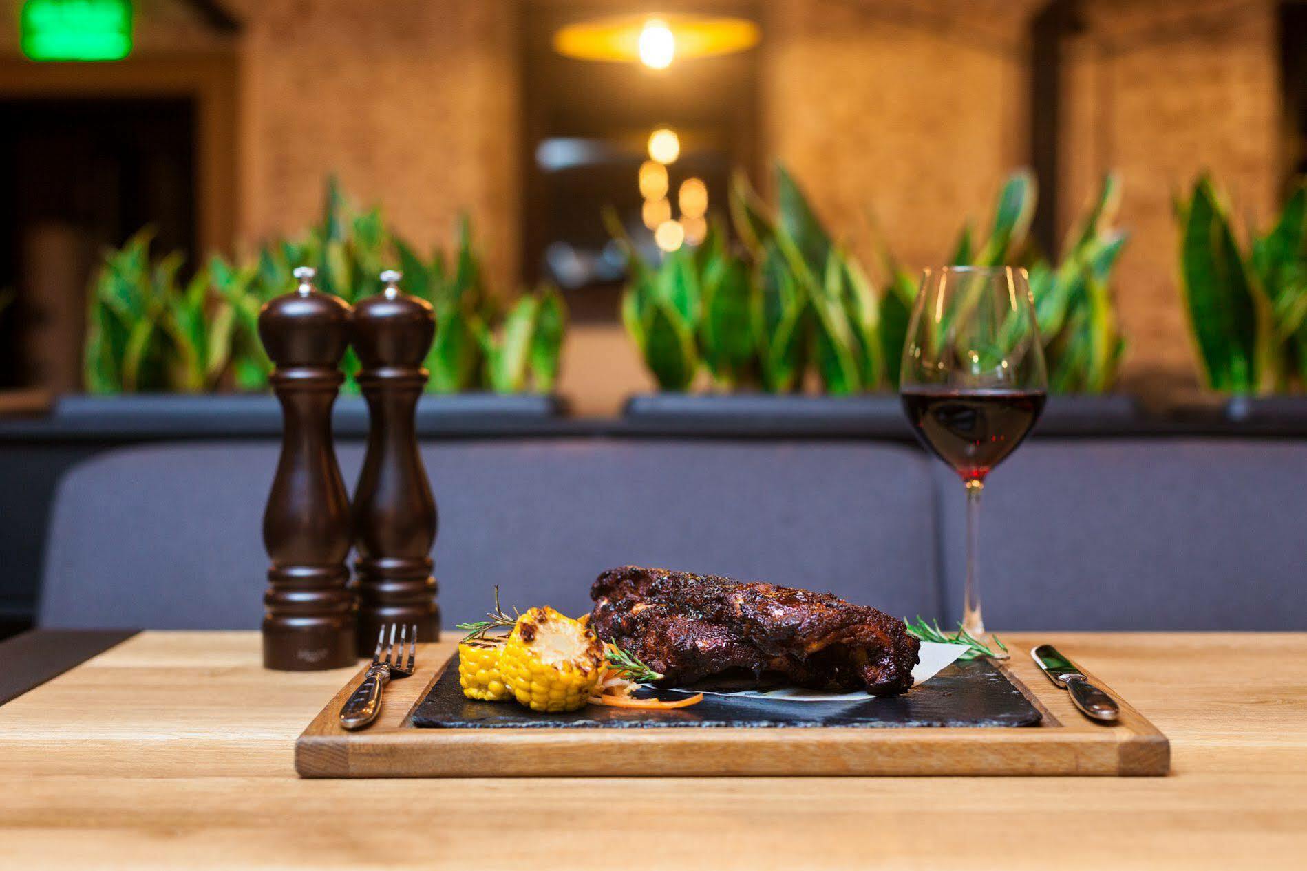 Ferenc Hotel & Restaurant Lviv Buitenkant foto